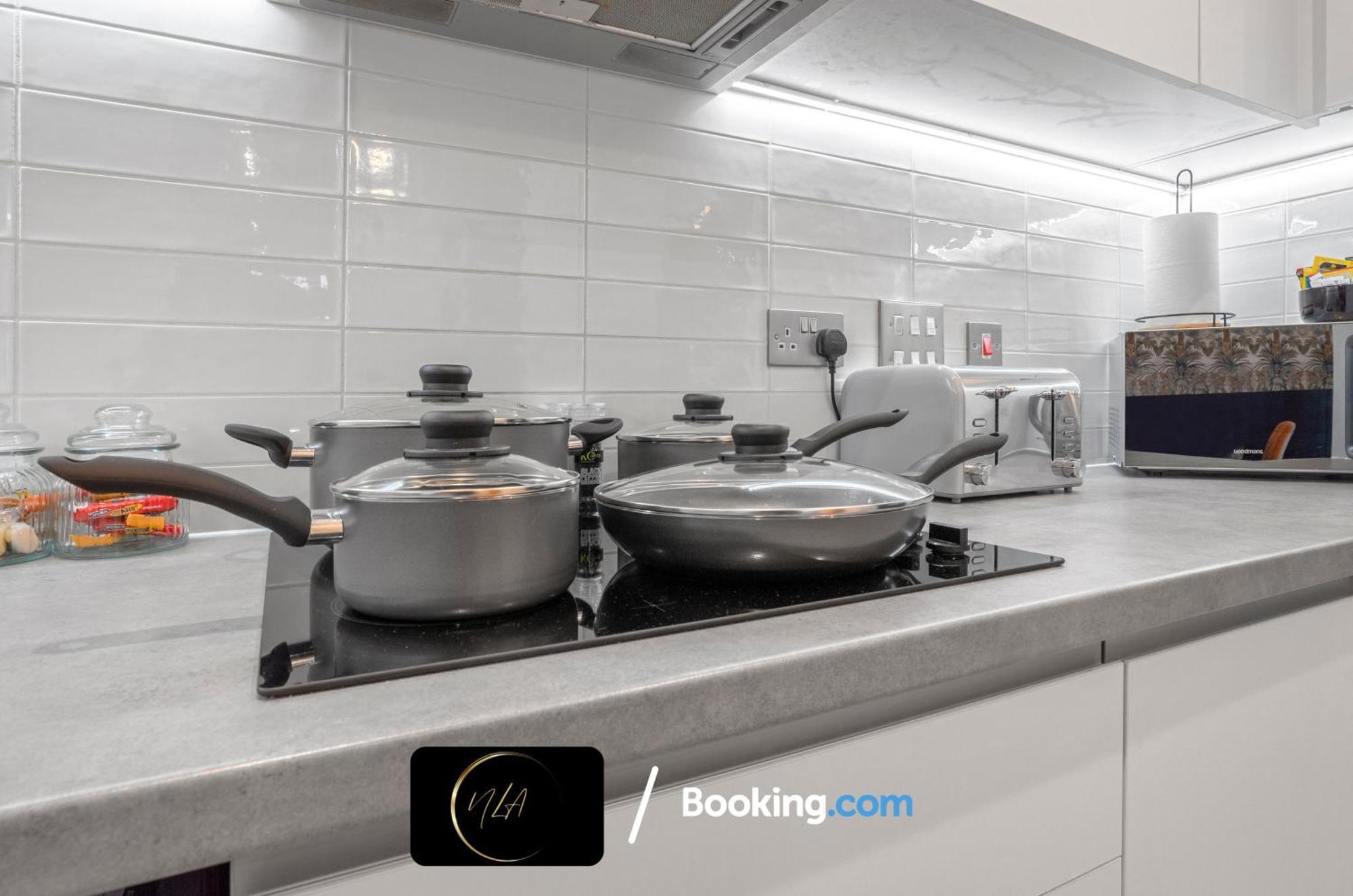 City Centre Apartment With Free Parking, 2 Bathrooms, Netflix And Wifi - Suitable For Contractors And Families - By Noor Luxury Accommodations Birmingham Exterior photo